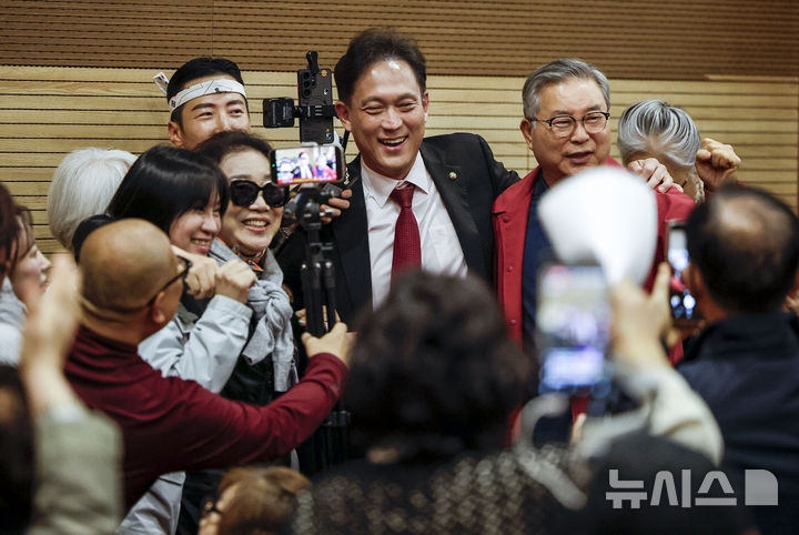 [서울=뉴시스] 정병혁 기자 = 김태규 국민의힘 의원이 23일 서울 여의도 국회에서 열린 주진우 의원 등 주최 '입틀막법 총력투쟁 결의대회'에 참석하고 있다. 2026.10.23. jhope@newsis.com