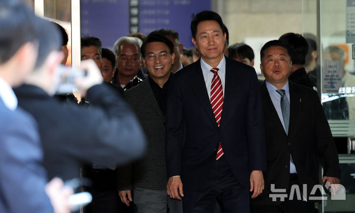 [서울=뉴시스] 박주성 기자 = 오세훈 서울시장이 23일 서울 서초구 서울고법에서 열린 '명태균 여론조사 대납 의혹 사건' 항소심 선고공판에서 무죄를 선고 받고 법원을 나서고 있다. 2026.10.23. park7691@newsis.com