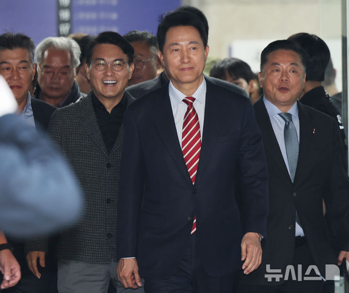 [서울=뉴시스] 박주성 기자 = 오세훈 서울시장이 23일 서울 서초구 서울고법에서 열린 '명태균 여론조사 대납 의혹 사건' 항소심 선고공판에서 무죄를 선고 받고 법원을 나서고 있다. 2026.10.23. park7691@newsis.com