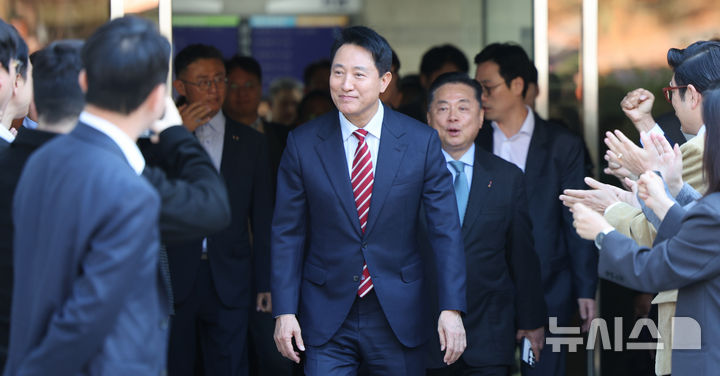 [서울=뉴시스] 박주성 기자 = 오세훈 서울시장이 23일 서울 서초구 서울고법에서 열린 '명태균 여론조사 대납 의혹 사건' 항소심 선고공판에서 무죄를 선고 받고 법원을 나서고 있다. 2026.10.23. park7691@newsis.com