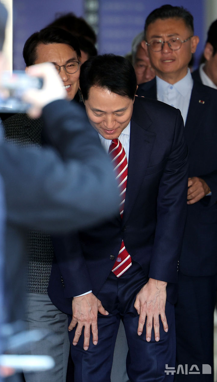 [서울=뉴시스] 박주성 기자 = 오세훈 서울시장이 23일 서울 서초구 서울고법에서 열린 '명태균 여론조사 대납 의혹 사건' 항소심 선고공판에서 무죄를 선고 받고 법원을 나서며 인사를 하고 있다. 2026.10.23. park7691@newsis.com