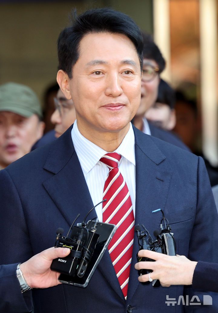 [서울=뉴시스] 박주성 기자 = 오세훈 서울시장이 23일 서울 서초구 서울고법에서 열린 '명태균 여론조사 대납 의혹 사건' 항소심 선고공판에서 무죄를 선고 받고 법원을 나서며 취재진의 질문에 답하고 있다. 2026.10.23. park7691@newsis.com