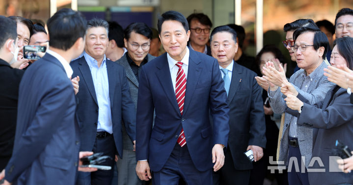 [서울=뉴시스] 박주성 기자 = 오세훈 서울시장이 지난 23일 서울 서초구 서울고법에서 열린 '명태균 여론조사 대납 의혹 사건' 항소심 선고공판에서 무죄를 선고 받고 법원을 나서고 있다. 2026.10.23. park7691@newsis.com