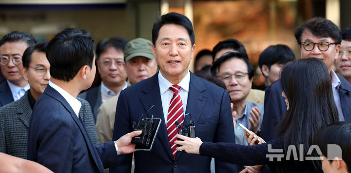 [서울=뉴시스] 박주성 기자 = 이른바 '명태균 여론조사비 대납 의혹'으로 1심에서 시장직 상실형을 선고받은 오세훈 서울시장이 항소심에서 무죄를 선고받았다. 1·2심 모두 명태균씨 진술의 신빙성에 의문을 제기했지만, 이를 뒷받침하는 간접증거의 증명력을 달리 평가하면서 정반대의 결론에 이르렀다. 사진은 오 시장이 23일 서울 서초구 서울고법에서 열린 '명태균 여론조사 대납 의혹 사건' 항소심 선고공판에서 무죄를 선고 받고 법원을 나서며 취재진의 질문에 답하는 모습. 2026.10.23. park7691@newsis.com