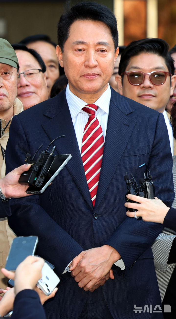 [서울=뉴시스] 박주성 기자 = 오세훈 서울시장이 23일 서울 서초구 서울고법에서 열린 '명태균 여론조사 대납 의혹 사건' 항소심 선고공판에서 무죄를 선고 받고 법원을 나서며 취재진의 질문에 답하고 있다. 2026.10.23. park7691@newsis.com