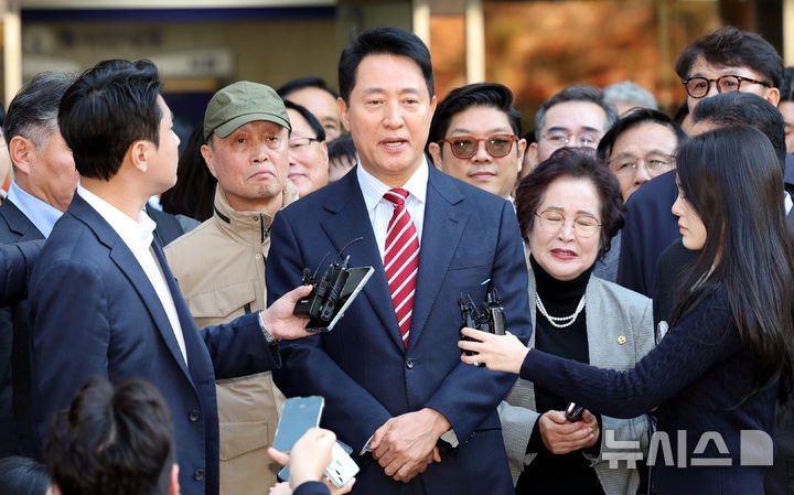 [서울=뉴시스] 박주성 기자 = 오세훈 서울시장이 '여론조사비 대납 의혹' 항소심에서 무죄를 선고받았다. 1심의 벌금 1000만원형이 뒤집히면서 오 시장은 시장직 상실 위기에서 일단 벗어나게 됐다. 사진은 오 시장이 23일 서울 서초구 서울고법에서 열린 '명태균 여론조사 대납 의혹 사건' 항소심 선고공판에서 무죄를 선고 받고 법원을 나서며 취재진의 질문에 답하는 모습. 2026.10.23. park7691@newsis.com