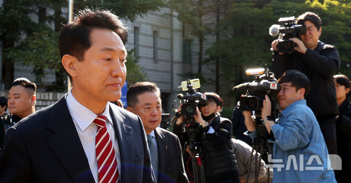 [서울=뉴시스] 박주성 기자 = 오세훈 서울시장이 '여론조사비 대납 의혹' 항소심에서 무죄를 선고받았다. 1심의 벌금 1000만원형이 뒤집히면서 오 시장은 시장직 상실 위기에서 일단 벗어나게 됐다. 사진은 오 시장이 23일 서초구 서울고법에서 열린 '명태균 여론조사 대납 의혹 사건' 항소심 선고공판에서 무죄를 선고 받고 법원을 나서는 모습. 2026.10.23. park7691@newsis.com
