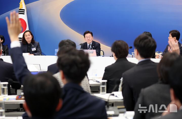 [서울=뉴시스] 조성봉 기자 = 이재명 대통령이 23일 청와대 영빈관에서 열린 규제합리화위원회 제2차 전체회의에서 참석자들을 바라보고 있다. 2026.10.23. suncho21@newsis.com