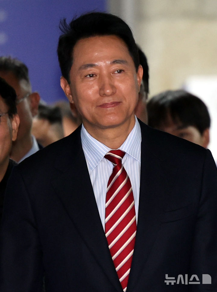 [서울=뉴시스] 박주성 기자 = 오세훈 서울시장이 23일 서울 서초구 서울고법에서 열린 '명태균 여론조사 대납 의혹 사건' 항소심 선고공판에서 무죄를 선고 받고 법원을 나서고 있다. 2026.10.23. park7691@newsis.com