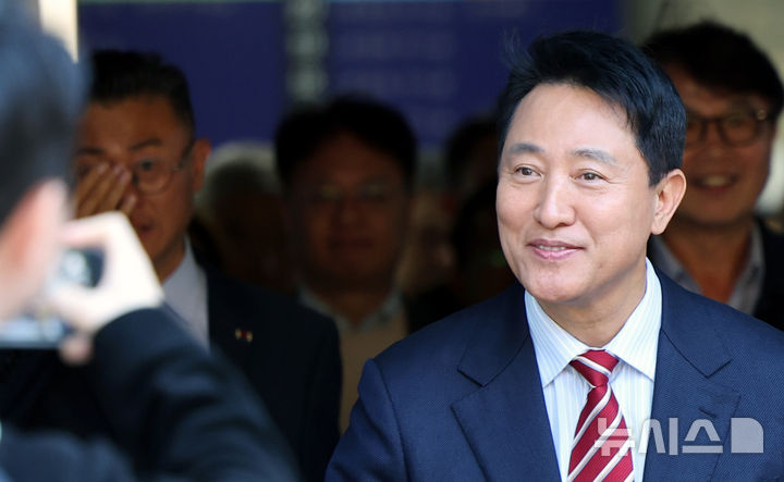 [서울=뉴시스] 박주성 기자 = 오세훈 서울시장이 '여론조사비 대납 의혹' 항소심에서 무죄를 선고받았다. 1심의 벌금 1000만원형이 뒤집히면서 오 시장은 시장직 상실 위기에서 일단 벗어나게 됐다. 사진은 오 시장이 23일 서울 서초구 서울고법에서 열린 '명태균 여론조사 대납 의혹 사건' 항소심 선고공판에서 무죄를 선고 받고 법원을 나서는 모습. 2026.10.23. park7691@newsis.com