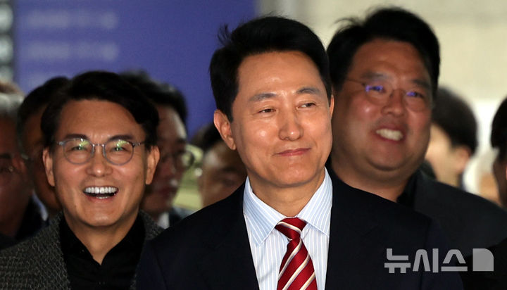 [서울=뉴시스] 박주성 기자 = 오세훈 서울시장이 23일 서울 서초구 서울고법에서 열린 '명태균 여론조사 대납 의혹 사건' 항소심 선고공판에서 무죄를 선고 받고 법원을 나서고 있다. 2026.10.23. park7691@newsis.com