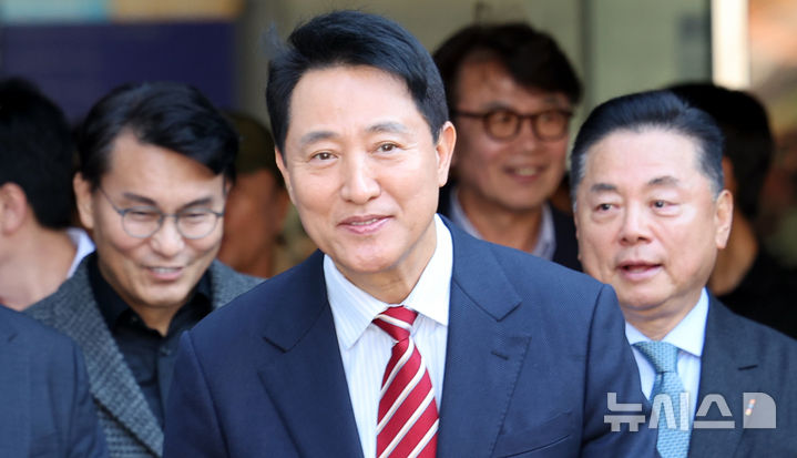 [서울=뉴시스] 박주성 기자 = 오세훈 서울시장이 23일 서울 서초구 서울고법에서 열린 '명태균 여론조사 대납 의혹 사건' 항소심 선고공판에서 무죄를 선고 받고 법원을 나서고 있다. 2026.10.23. park7691@newsis.com