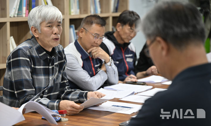 [전남광주=뉴시스] 양시원 기자 = 23일 오후 전남광주 동구 전일빌딩245에서 열린 초광역 메가특구법 규탄 긴급대응회의에서 기우식 광주시민단체협의회 사무처장이 발언하고 있다. 2026.10.23 goodwrite97@newsis.com