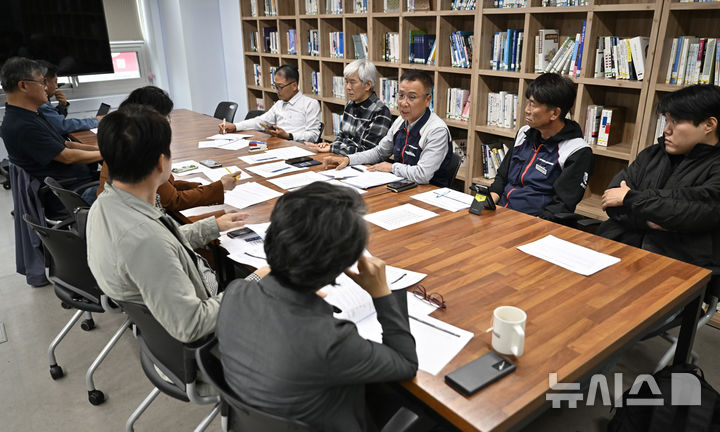 [전남광주=뉴시스] 양시원 기자 = 광주시민단체협의회와 전국민주노동조합총연맹 광주본부 등 전남광주 시민·노동단체가 23일 전남광주 동구 전일빌딩245에서 초광역 메가특구법 규탄 긴급대응회의를 열고 있다. 2026.10.23 goodwrite97@newsis.com
