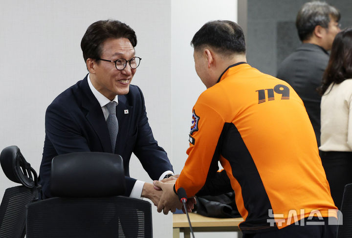 [서울=뉴시스] 고범준 기자 = 김민석 더불어민주당 대표가 23일 서울 여의도 국회 의원회관에서 열린 소방 현장 지원 강화를 위한 간담회에서 참석자들과 인사를 하고 있다. 2026.10.23. bjko@newsis.com