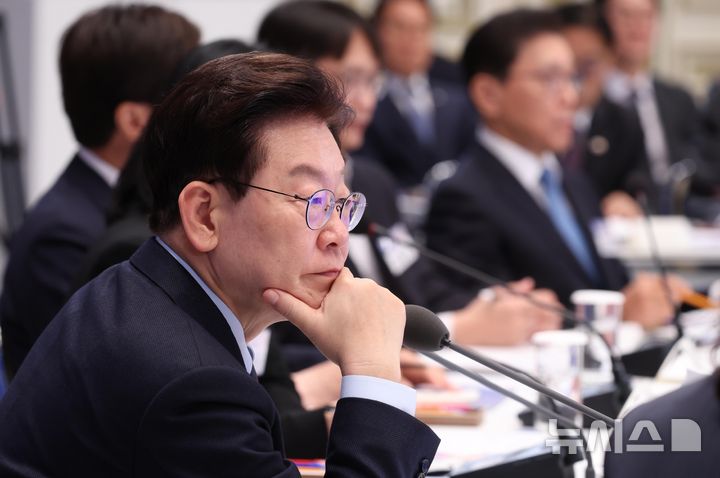 [서울=뉴시스] 조성봉 기자 = 이재명 대통령이 23일 청와대 영빈관에서 열린 규제합리화위원회 제2차 전체회의에서 참석자의 발언을 듣고 있다. 2026.10.23. suncho21@newsis.com