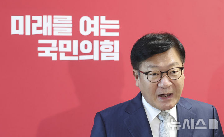 [서울=뉴시스] 최진석 기자 = 정점식 국민의힘 원내대표가 23일 여의도 국회에서 오세훈 서울시장 2심 무죄 선고 관련 현안 백브리핑을 하고 있다. 2026.10.23. myjs@newsis.com