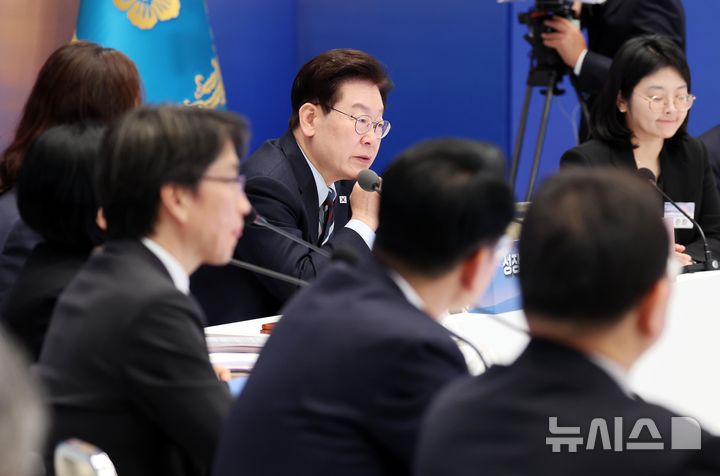 [서울=뉴시스] 조성봉 기자 = 이재명 대통령이 23일 청와대 영빈관에서 열린 규제합리화위원회 제2차 전체회의에서 참석자의 발언을 듣고 있다. 2026.10.23. suncho21@newsis.com