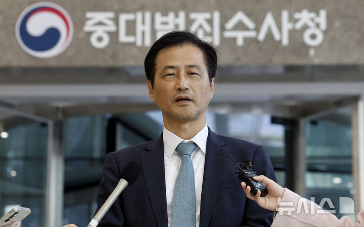 [서울=뉴시스] 김혜진 기자 = 이태한 선거관리위원회 특별검사가 23일 서울 중구 중수청 본청에 김지용 중수청장 예방에 앞서 취재진 질문에 답하고 있다. 2026.10.23. jini@newsis.com