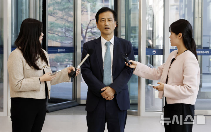 [서울=뉴시스] 김혜진 기자 = 이태한 선거관리위원회 특별검사가 23일 서울 중구 중수청 본청에 김지용 중수청장 예방에 앞서 취재진 질문에 답하고 있다. 2026.10.23. jini@newsis.com