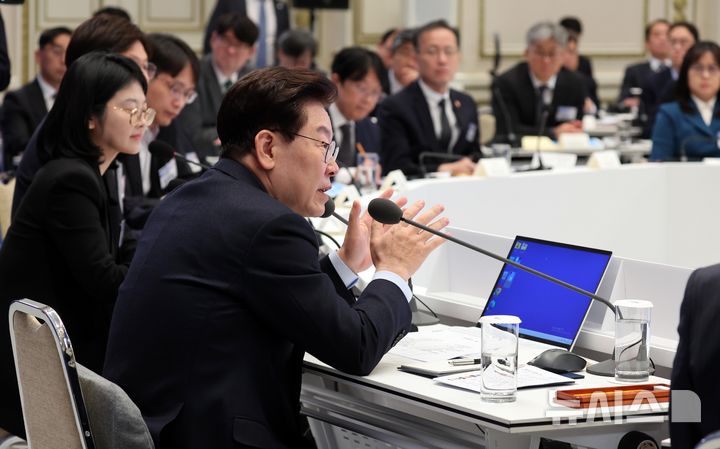 [서울=뉴시스] 조성봉 기자 = 이재명 대통령이 23일 청와대 영빈관에서 열린 규제합리화위원회 제2차 전체회의에서 발언하고 있다. 2026.10.23. suncho21@newsis.com