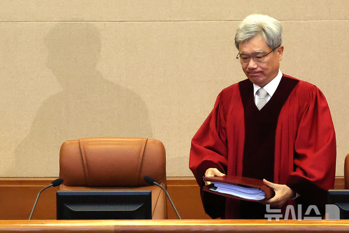 [서울=뉴시스] 조성우 기자 = 김상환 헌법재판소장이 23일 서울 종로구 헌법재판소 대심판정에서 열린 공개 변론에 참석하고 있다.이날 변론은 주식회사 녹십자가 대법원의 '백신 입찰 담합' 과징금 관련 행정소송 '심리불속행 기각' 패소 판결을 취소해 달라며 청구한 재판소원 사건을 다룬다. 2026.10.23. xconfind@newsis.com