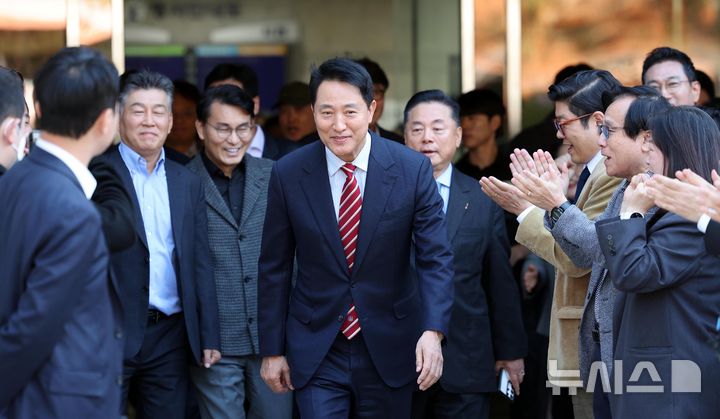 [서울=뉴시스] 박주성 기자 = 오세훈 서울시장이 '여론조사비 대납 의혹' 항소심에서 무죄를 선고받았다. 1심의 벌금 1000만원형이 뒤집히면서 오 시장은 시장직 상실 위기에서 일단 벗어나게 됐다. 사진은 오 시장이 23일 서울 서초구 서울고법에서 열린 '명태균 여론조사 대납 의혹 사건' 항소심 선고공판에서 무죄를 선고 받고 법원을 나서는 모습. 2026.10.23. park7691@newsis.com