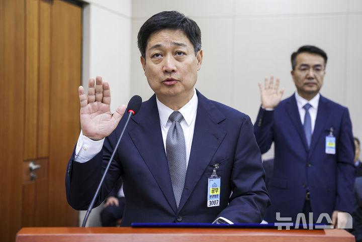 [서울=뉴시스] 정병혁 기자 = 홍범식 LG유플러스 대표이사가 23일 서울 여의도 국회에서 열린 과학기술정보방송통신위원회의 종합감사에서 증인선서를 하고 있다. 2026.10.23. jhope@newsis.com