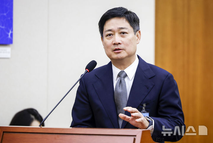 [서울=뉴시스] 정병혁 기자 = 홍범식 LG유플러스 대표이사가 23일 서울 여의도 국회에서 열린 과학기술정보방송통신위원회의 종합감사에서 질문에 답하고 있다. 2026.10.23. jhope@newsis.com