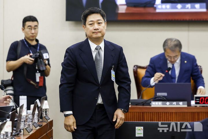 [서울=뉴시스] 정병혁 기자 = 홍범식 LG유플러스 대표이사가 23일 서울 여의도 국회에서 열린 과학기술정보방송통신위원회의 종합감사에서 송기헌 위원장에게 증인선서문을 제출한 뒤 자리로 돌아오고 있다. 2026.10.23. jhope@newsis.com