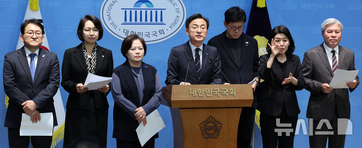 [서울=뉴시스] 고범준 기자 = 신장식 조국혁신당 당대표와 지도부 및 의원단이 23일 서울 여의도 국회 소통관에서 오세훈 서울시장 무죄판결과 관련 사법부 규탄 기자회견을 하고 있다. 2026.10.23. bjko@newsis.com