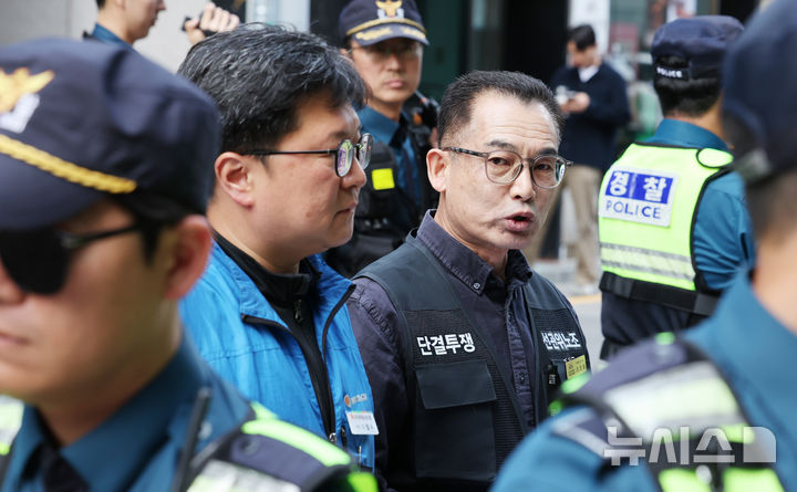 [서울=뉴시스] 박주성 기자 = 선관위노조가 23일 오후 서울 서초구 이태한선관위특검 청사 앞에서 특검 조사를 받은 중앙선거관리위원회 소속 직원의 사망사건과 관련하여, 조사 과정의 인권침해 의혹에 대한 객관적 진상규명과 관련 증거의 긴급 보전을 요구하는 기자회견을 하고 있다. 2026.10.23. park7691@newsis.com