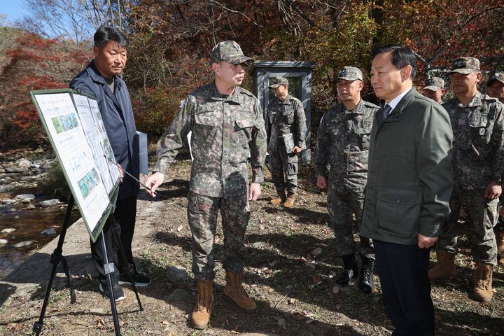 [서울=뉴시스] 이두희 국방부 차관이 23일 육군 15사단을 방문해 군 급수시설 운영 실태를 점검하고 급수 여건 개선 방안을 살펴보고 있다. (사진=국방부 제공) 2026.10.23. photo@newsis.com *재판매 및 DB 금지