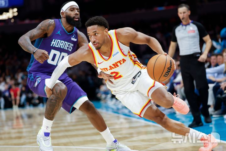 [샬럿=AP/뉴시스] 미국프로농구(NBA) 애틀랜타 호크스의 애런 위긴스(가운데). 2026.10.23.