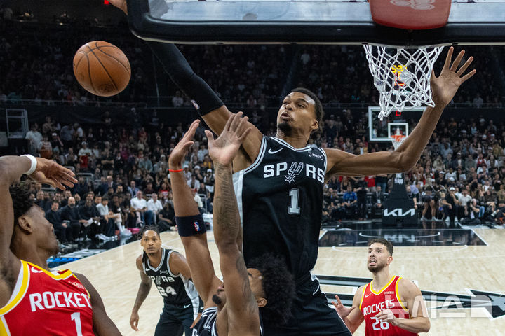 [오스틴=AP/뉴시스] 미국프로농구(NBA) 휴스턴 로키츠의 아멘 톰프슨(왼쪽), 샌안토니오 스퍼스의 빅토르 웸반야마. 2026.10.23.