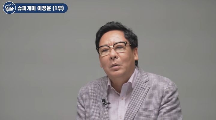 [서울=뉴시스]이정윤 세무사가 최근 증시 급락에 따른 투자 전략과 반도체 소부장·2차전지 등 유망 업종에 대해 설명하고 있다. (사진=유튜브 '김작가TV' 캡처) 2026.10.24