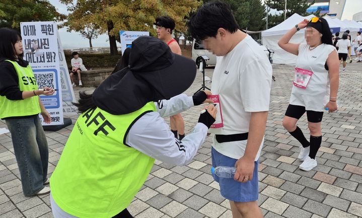 [인천=뉴시스] 문채현 기자 = 자원봉사자 최지숙씨가 24일 인천광역시 영종구 영종도 씨사이드파크 일대(하늘구름광장)에서 열린 2026 뉴시스 바다마라톤대회 간식배부대에서 봉사를 하고 있다. 2026.10.24. dal@newsis.com *재판매 및 DB 금지