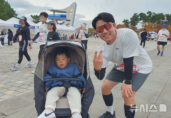 [인천=뉴시스] 하근수 기자= 2026 뉴시스 바다마라톤대회에 참가한 신찬영씨, 신하민군. 2026.10.24. hatriker22@newsis.com 