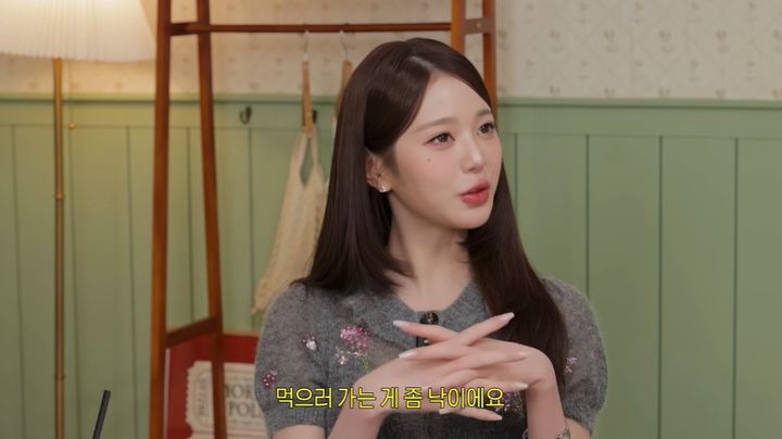 [서울=뉴시스] 그룹 아이브 장원영이 유튜브 채널 '오늘의 주우재'에 출연해 평소 쉬는 날 운동과 마사지를 즐긴다고 밝혔다. (사진=유튜브 채널 '오늘의 주우재' 캡처)