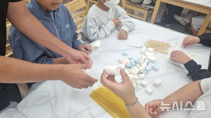 [전주=뉴시스] 24일 전주시 청년희망단원들이 완산구 소재 아동보호시설인 삼성휴먼빌을 방문해 아동·청소년들과 '사랑의 행복 나눔' 봉사활동을 펼쳤다. 2026.10.24 *재판매 및 DB 금지