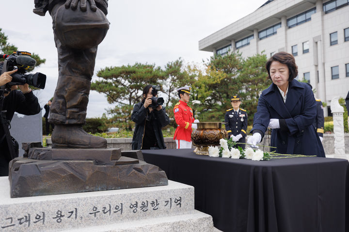 [수원=뉴시스] 추미애 경기도지사가 24일 경기도소방재난본부에서 열린 경기소방 119메모리얼데이에 참석해 헌화하고 있다. (사진=경기도 제공) 2026.10.24. photo@newsis.com *재판매 및 DB 금지