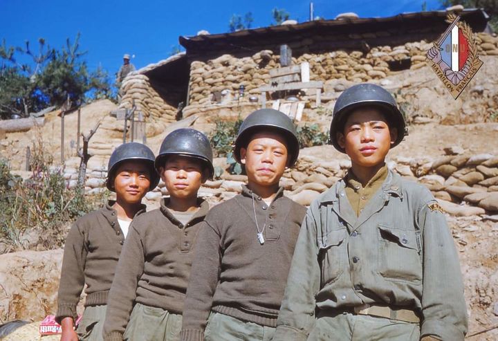[서울=뉴시스] 프랑스 대대에 배속된 한국군 중대의 병사들이 1952년 10월 철원 화살머리 고지에서 촬영한 것. 수집가 장 미셸 베송의 컬렉션에 있는 것으로 유엔 프랑스 한국전쟁 참전협회가 소장하고 있다. 앳된 10대 소년같은 이들이 지평리 전투에도 투입됐는지는 알려지지 않았다.(사진제공: 국민대 몽클라르 한국전쟁 연구센터) 2026.10.26. *재판매 및 DB 금지