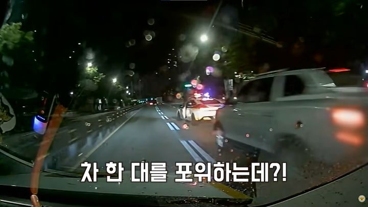 [서울=뉴시스] 심야 음주단속 중 경찰의 정차 지시를 무시하고 달아난 운전자가 순찰차 3대의 신속한 추격과 포위로 붙잡혔다. (사진=유튜브 채널 '대한민국 경찰청' 캡처)