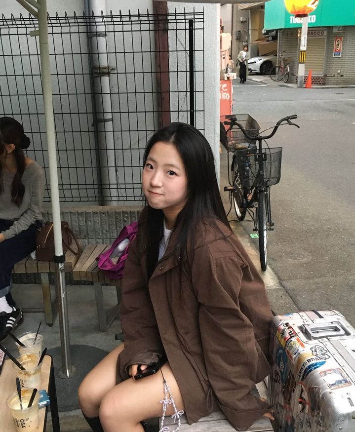 [서울=뉴시스]신유빈이 평소 경기장에서의 모습과 달리 긴 생머리와 롱부츠를 매치한 색다른 분위기의 일상을 공개했다. (사진=신유빈 인스타그램 캡처) 2026.10.24