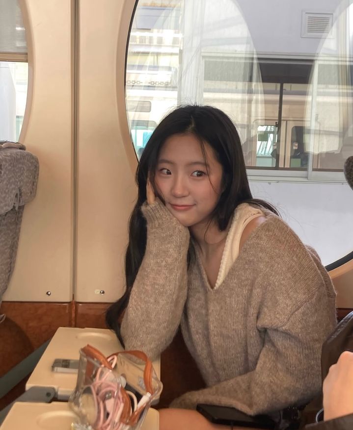 [서울=뉴시스]신유빈이 평소 경기장에서의 모습과 달리 긴 생머리와 롱부츠를 매치한 색다른 분위기의 일상을 공개했다. (사진=신유빈 인스타그램 캡처) 2026.10.24