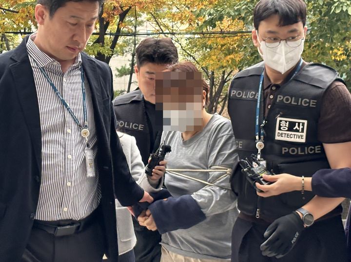 [서울=뉴시스] 신항섭 기자 = 서울 강서구 자택에서 어머니를 살해한 혐의를 받는 40대 여성 박모씨가 24일 오후 구속 전 피의자 심문(영장실질심사)을 받기 위해 법원에 출석하고 있다. 2026.10.24. photo@newsis.com *재판매 및 DB 금지