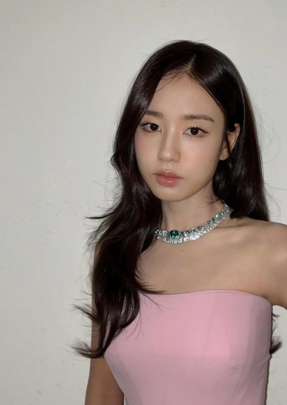 [서울=뉴시스] 배우 안은진이 핑크색 드레스를 착용한 모습을 공개했다. (사진=안은진 인스타그램 캡처)