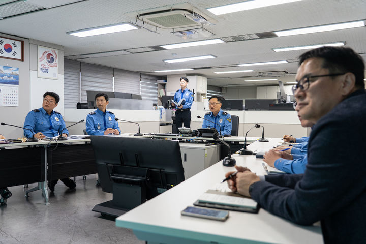 [부산=뉴시스] 24일 남해지방해양경찰청은 제30호 태풍 '참피' 북상에 대비해 비상 대응 체계 점검을 진행하고 있다. (사진=남해지방해양경찰청 제공) 2026.10.24. photo@newsis.com *재판매 및 DB 금지