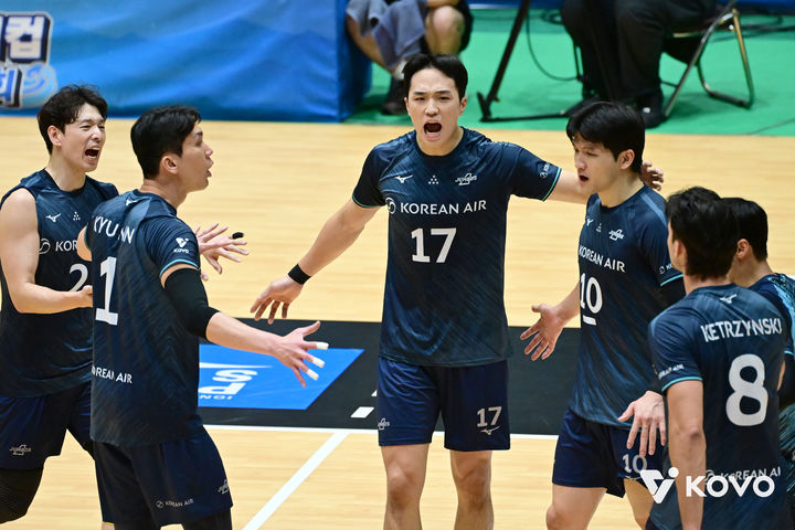 [서울=뉴시스] 남자 프로배구 대한항공 선수들이 24일 전남광주 여수 진남체육관에서 열린 2026 여수 NH농협컵 프로배구대회 준결승 우리카드와의 경기에서 득점을 올린 뒤 기뻐하고 있다. (사진=KOVO 제공) 2026.10.24. *재판매 및 DB 금지
