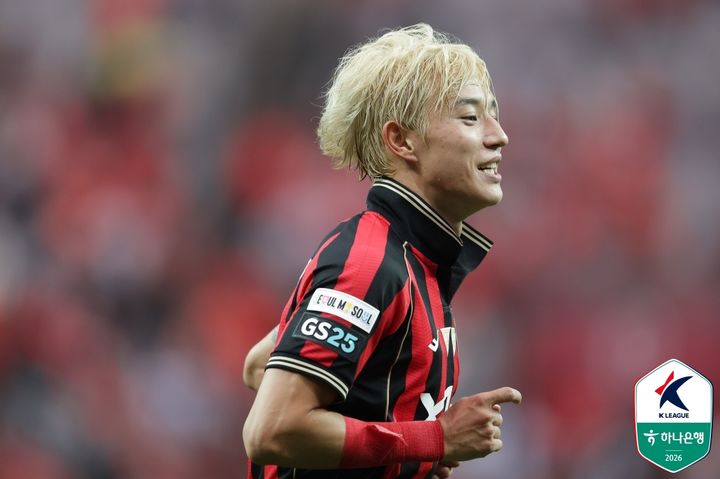 [서울=뉴시스]노란색으로 물들인 FC서울 정승원. (사진=한국프로축구연맹 제공)